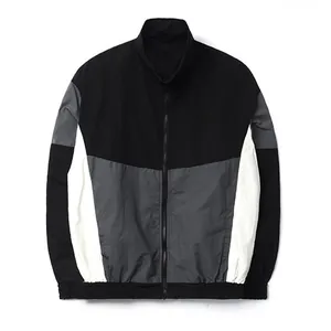 Vista detallada de un cortavientos deportivo para hombre con diseño de tres colores