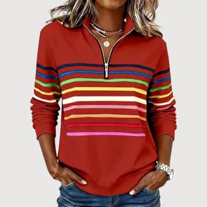 Vista dettagliata di una felpa rossa da donna con mezza zip e strisce colorate