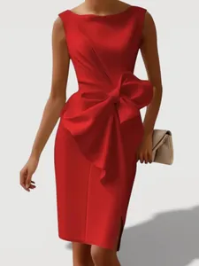 Robe midi rouge sans manches élégante avec un grand nœud à la taille et une coupe ajustée.