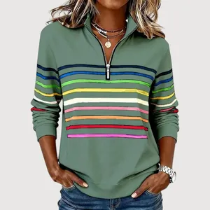 Dettaglio della felpa verde con mezza zip e strisce colorate arcobaleno da donna