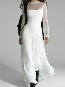 Elegante abito lungo bianco a maniche lunghe in mesh con una vita sottile per donne