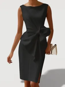 Robe midi noire sans manches élégante avec un grand nœud et une fente latérale
