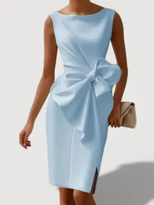 Détail d'une élégante robe de cocktail bleu clair sans manches avec un gros nœud décoratif