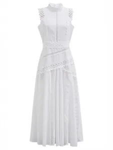 Elegante witte mouwloze maxi-jurk van kant met opengewerkte details vooraanzicht