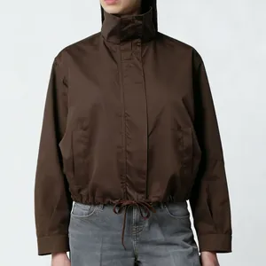 Nahaufnahme der braunen Damen-Windjacke mit Stehkragen und Kordelzug am Saum
