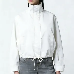 Moderne weiße Windjacke mit Stehkragen und Kordelzug am Saum für den Outdoor-Sport.