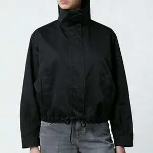Detail einer schwarzen Damen-Windjacke mit Stehkragen und verstellbarem Kordelzug am Saum