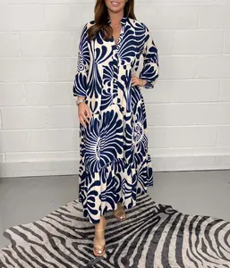 Vista de cuerpo completo de un vestido largo holgado con estampado floral azul y blanco