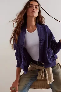 Detailaufnahme einer Damen-Strickjacke in Marineblau mit Patchwork-Design und Textur