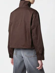 Rückansicht einer braunen Damen-Windjacke mit Stehkragen für Outdoor-Aktivitäten