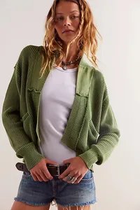 Modische olivgrüne Strickjacke für Damen mit einem einzigartigen Patchwork-Design