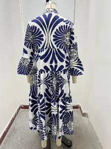 Vista trasera de vestido largo suelto con estampado abstracto azul y blanco en maniquí.