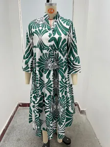 Vista detallada de un vestido largo informal para mujer con estampado floral verde