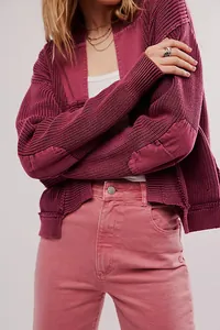 Detail eines kastanienbraunen Damenstrickcardigans mit Ellbogen-Patches und Rippstruktur