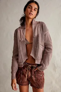 Detailansicht eines mauvefarbenen Strick-Cardigans für Damen mit strukturiertem Design.