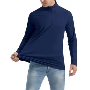 Dettaglio che mostra il tessuto elastico e traspirante della felpa blu navy con zip