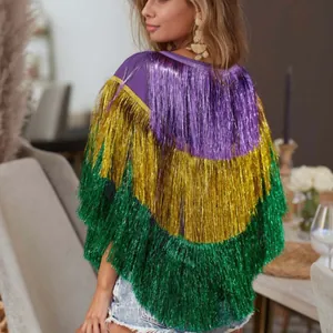 Vue détaillée des franges de guirlandes métalliques sur ce poncho de festival Mardi Gras