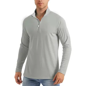 Dettaglio di una maglia sportiva da uomo con mezza zip in tessuto grigio ad asciugatura rapida