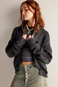 Detail des grauen Damen-Strickcardigans mit Patchwork-Design und strukturierten Strickakzenten.