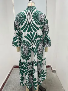 Vista posterior de un elegante vestido largo blanco con estampado de palmas verdes