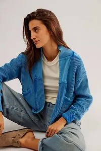 Detail der blauen Strickjacke für Damen mit modischem Patchwork-Design