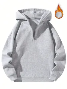 Detail van grijze hoodie met halve rits en een warme thermische fleece voering binnen