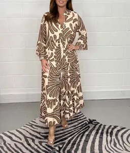 Elegante vestido maxi escalonado de manga larga con estampado de plumas marrones y cuello en V