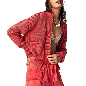 Detailansicht einer roten Patchwork-Strickjacke für Damen mit strukturierter Naht