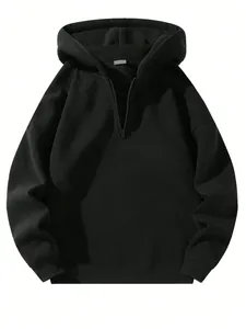 Vooraanzicht van een zwarte hoodie met halve rits met zachte fleece en verlaagde schouders