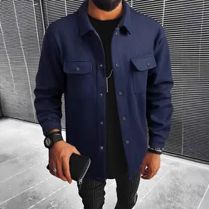 Dettaglio di una giacca in lana blu navy con elegante bavero e tasche frontali