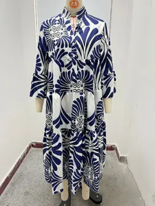 Vestido largo de capas con estampado abstracto azul y blanco en maniquí de tienda