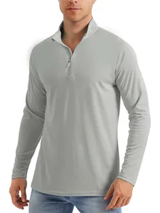 Maglia sportiva da uomo grigia a maniche lunghe con mezza zip indossata da un modello