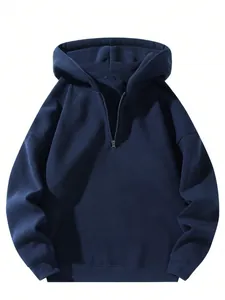 Gedetailleerd vooraanzicht van een marineblauwe oversized hoodie met halve rits voor dames