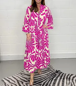 Vestido maxi boho con estampado abstracto rosa y blanco y falda de volantes
