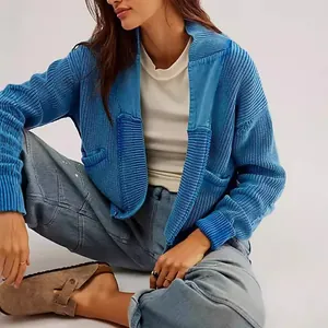 Modische blaue Damen-Strickjacke mit Patchwork-Design für winterliche Wärme und Stil
