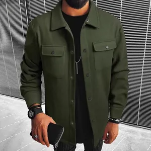 Elegante giacca in lana da uomo verde militare con colletto a rever e tasche applicate.