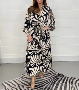 Elegante vestido maxi de capas con estampado abstracto en blanco y negro para verano