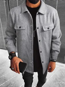 Elegante giacca di lana grigia da uomo con revers e tasche sul petto per l'inverno