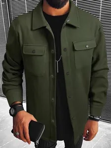 Giacca in lana verde oliva da uomo con risvolto e tasche sul petto per outfit invernali