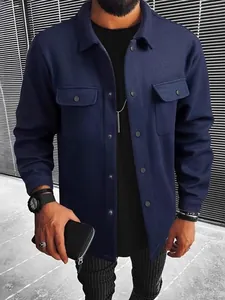 Giacca in lana blu scuro da uomo con colletto a rever e tasche sul petto doppie