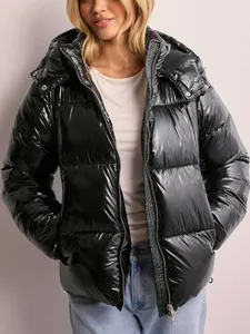 Chaqueta acolchada de mujer negro brillante premium con capucha para moda invernal