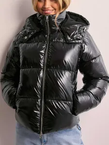 Chaqueta acolchada negra brillante para mujer con capucha y cierre de cremallera
