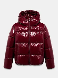 Piumino con cappuccio rosso vino lucido con chiusura a zip intera per abbigliamento