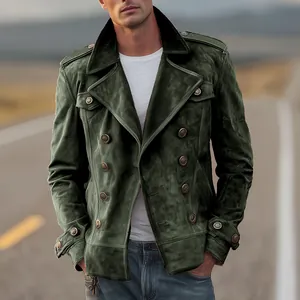 Primer plano de una chaqueta militar para hombre en verde oscuro con doble abotonadura
