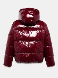 Vista posteriore del piumino con cappuccio bordeaux lucido per moda donna inverno
