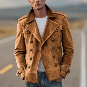 Vista detallada de una chaqueta de ante marrón de doble botonadura con charreteras para hombre.