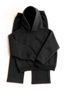 Conjunto de chándal negro de dos piezas con sudadera con capucha y pantalón a juego