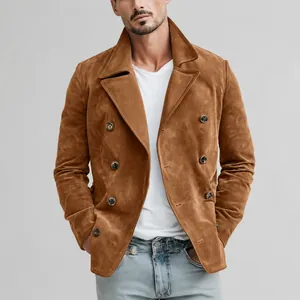 Dettaglio della giacca doppiopetto da uomo in camoscio color cammello stile vintage