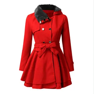 Elegante abrigo rojo de lana de largo medio con cuello de piel sintética y botones