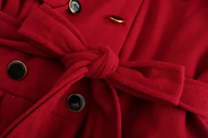 Primer plano de un abrigo de lana roja que muestra la textura de la tela y el cinturón